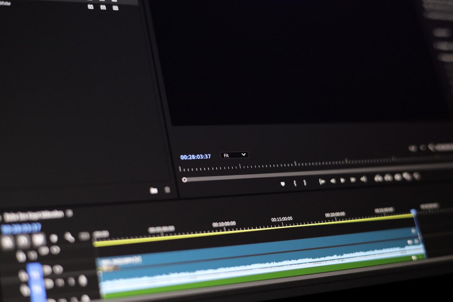 Primer plano de la interfaz de un software de edición de vídeo profesional mostrando la línea de tiempo y los controles.