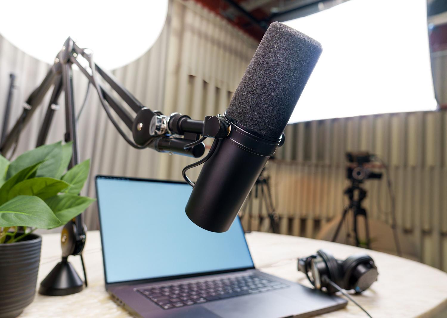 Estudio de grabación de podcast profesional con portátil, micrófono y auriculares para editar audio en Audacity