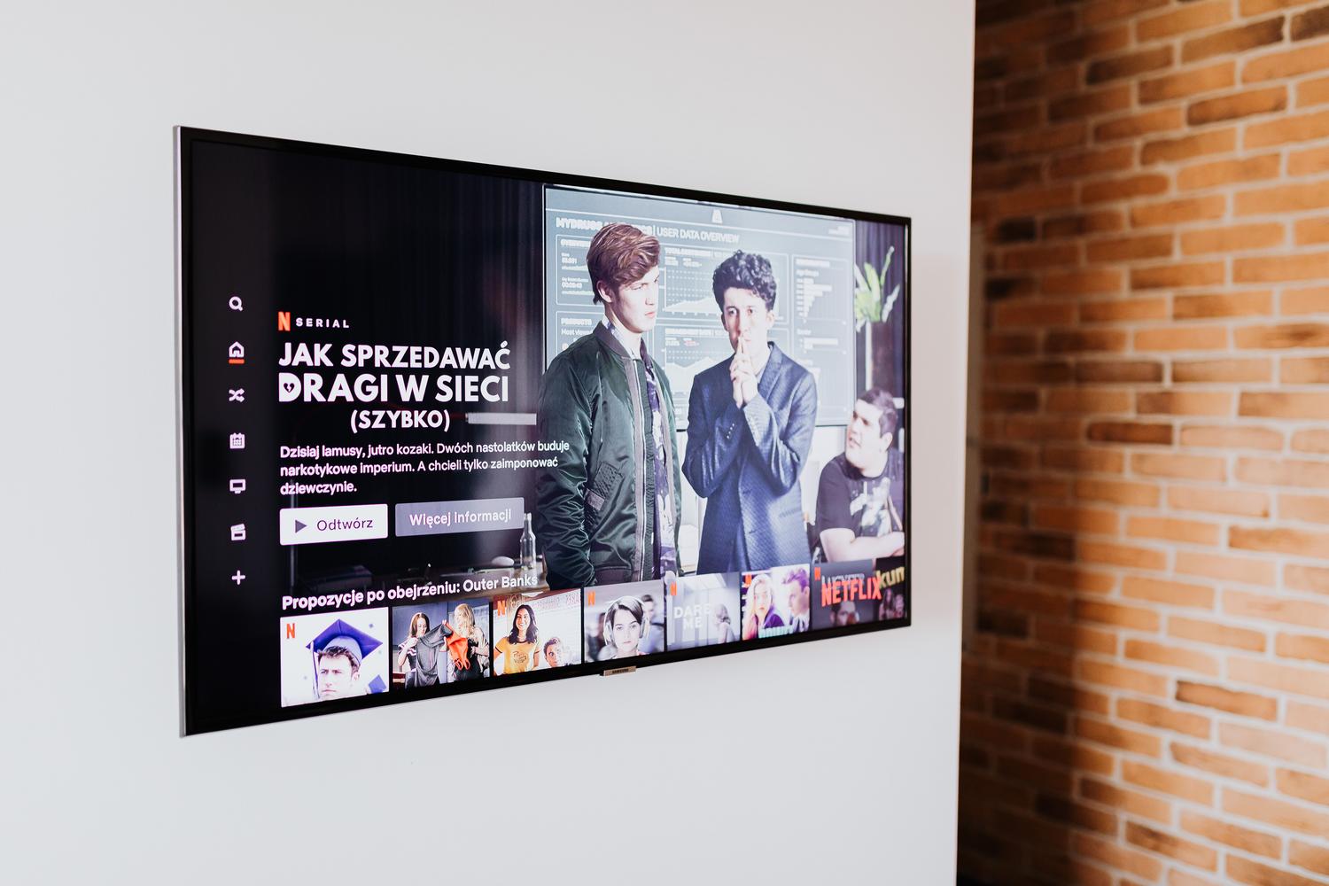 Salón moderno con una Smart TV instalada en la pared, ideal para configurar el menú secreto de Xiaomi.
