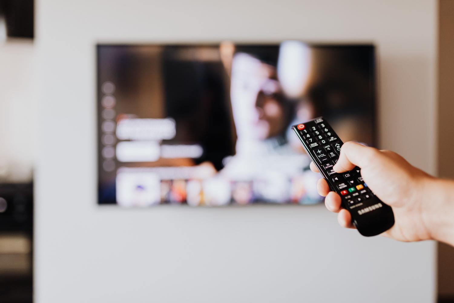 Uso del control remoto para navegar por los menús ocultos y ajustes de fábrica de la televisión.