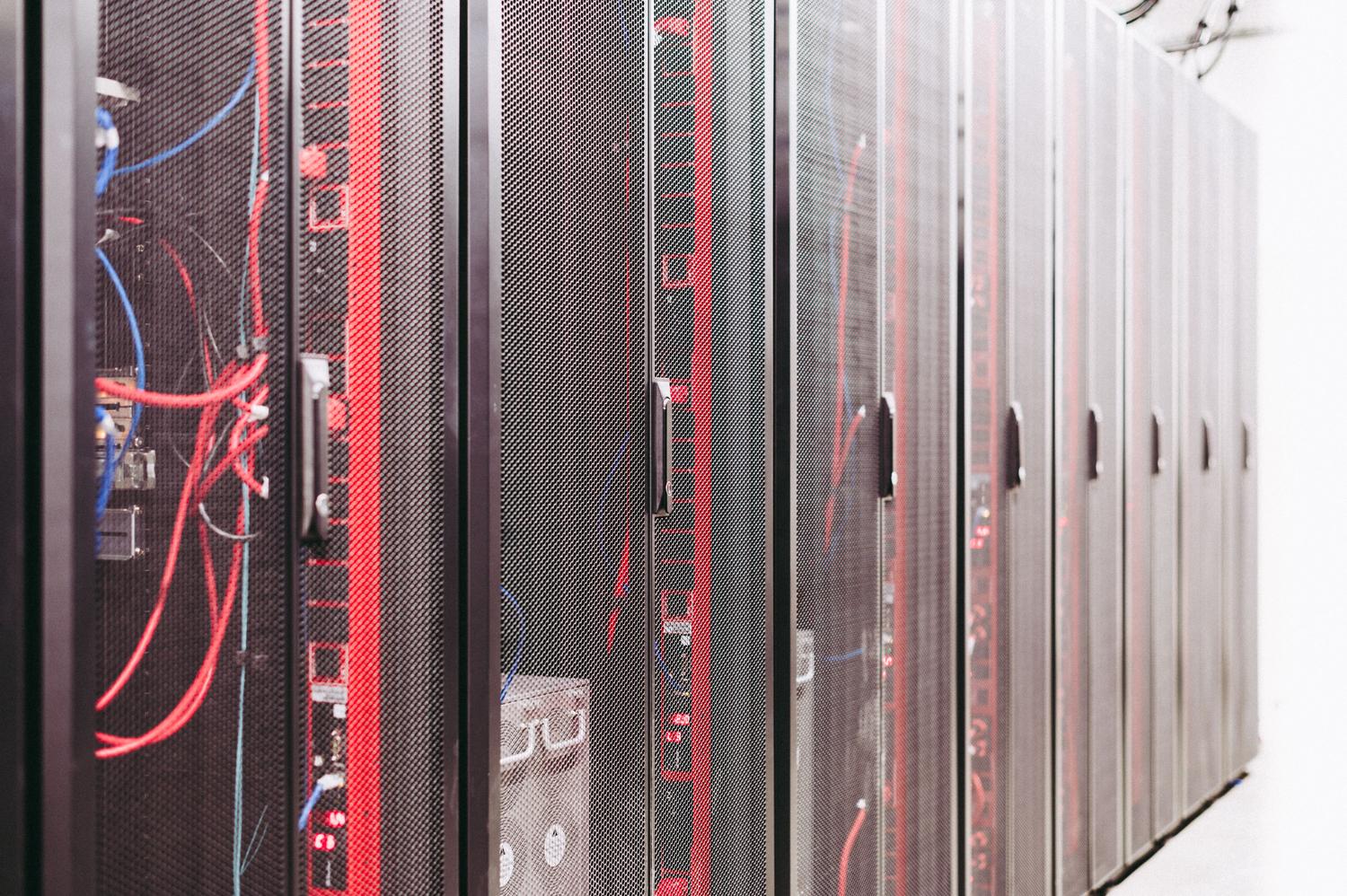 Racks de servidores en un centro de datos, simbolizando la importancia de poseer infraestructura propia para garantizar la autonomía digital.