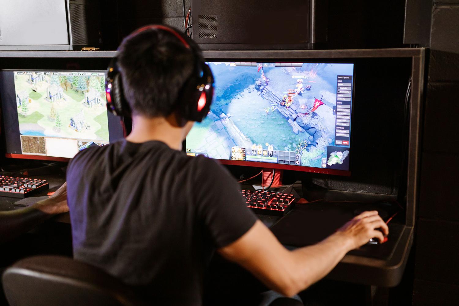 Jugador inmerso en una partida de videojuegos, representando la experiencia visual envolvente que el DCR busca potenciar.