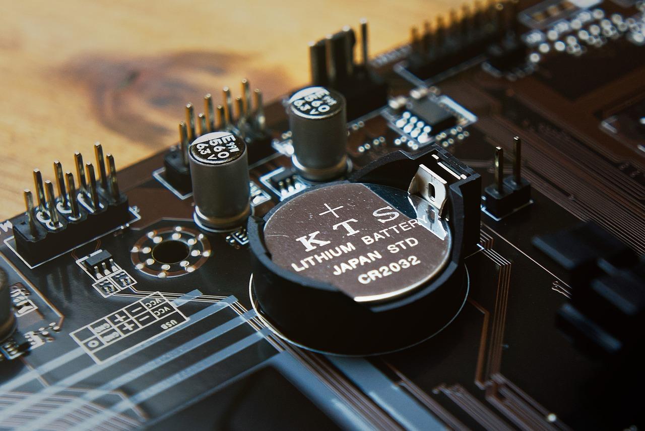Fotografía macro de una batería CMOS circular instalada en una placa base de computadora.