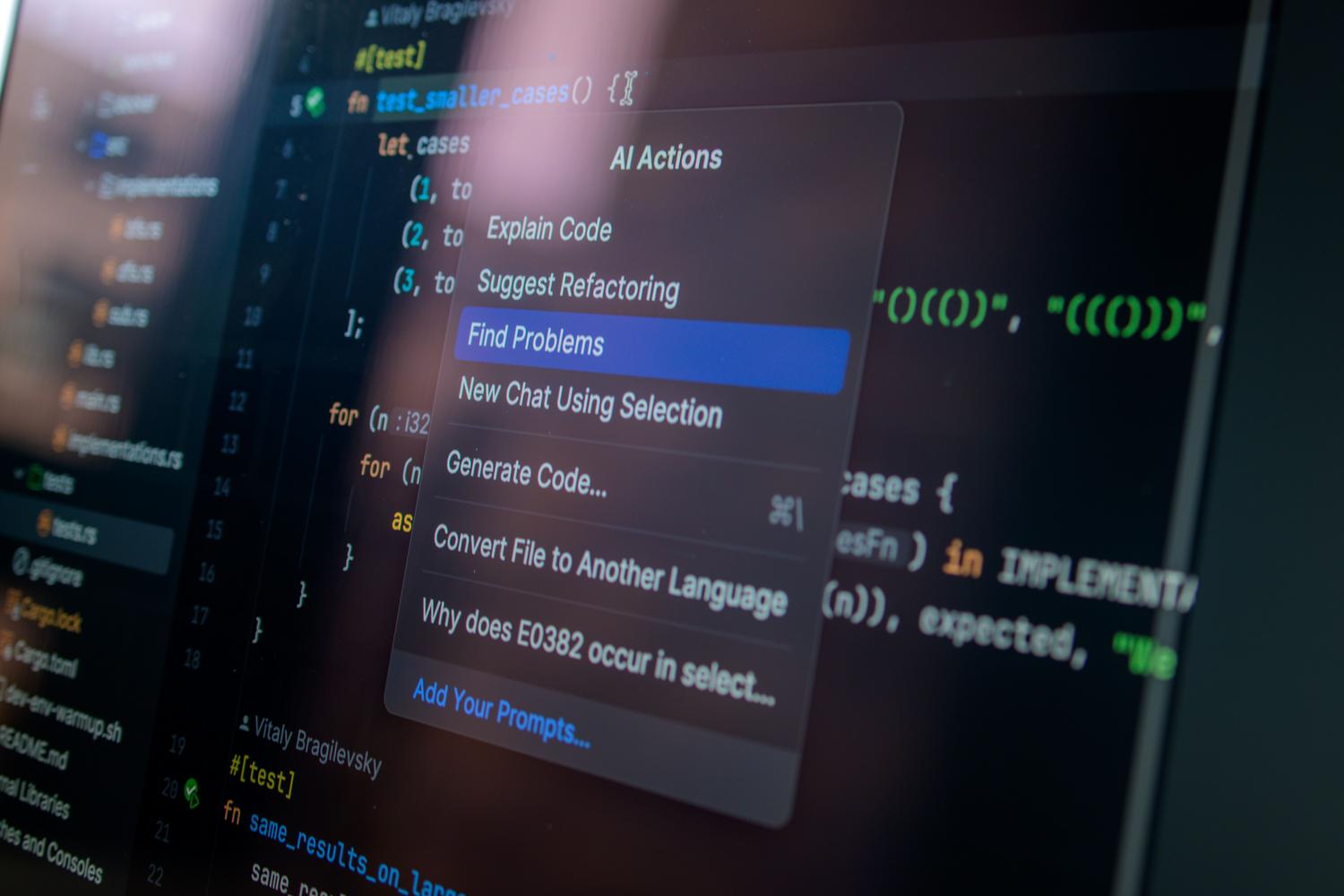 Primer plano de una pantalla de ordenador que muestra código con un menú de acciones de IA, ilustrando la integración de agentes de IA en el desarrollo de software.