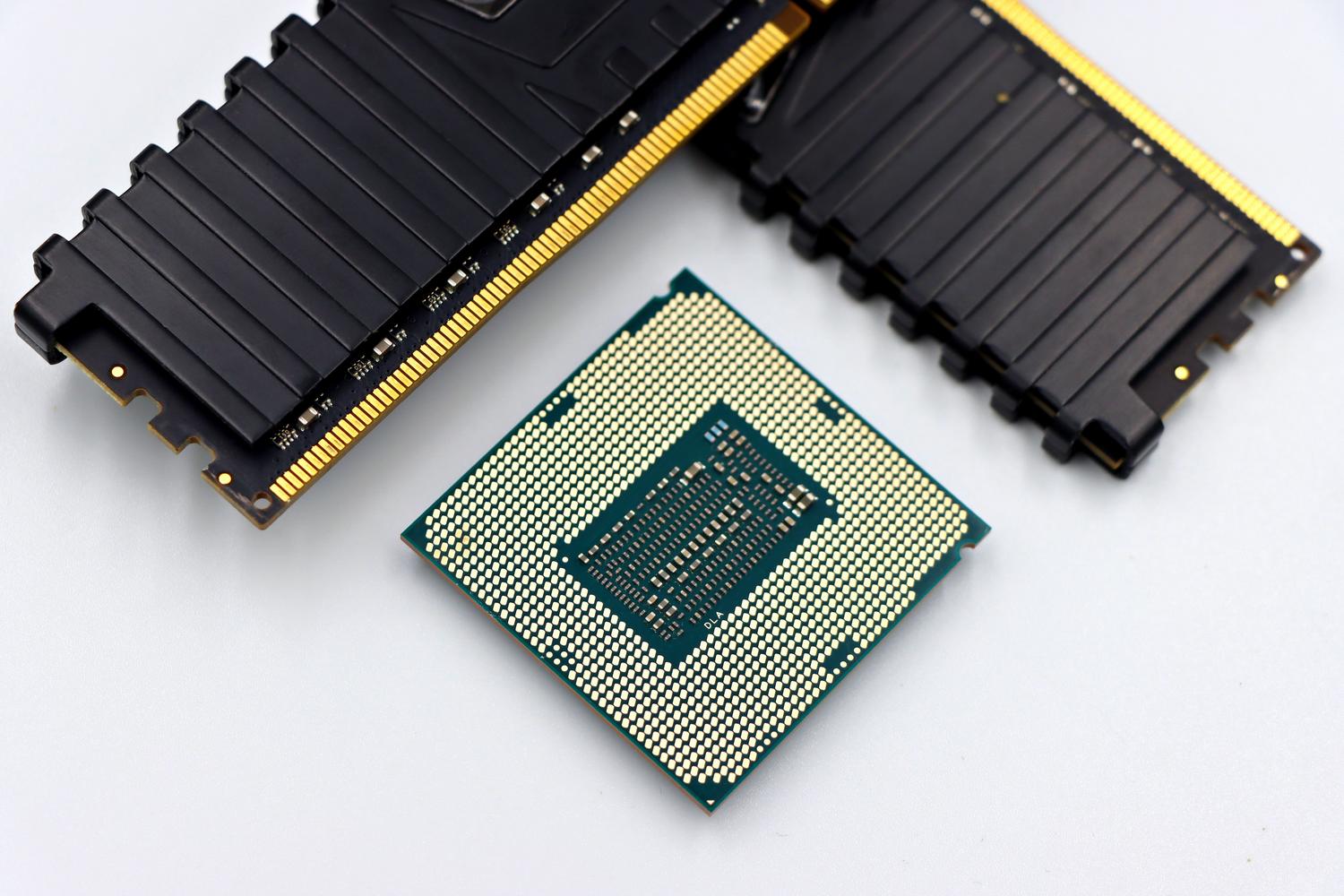 Componentes de hardware, CPU y memoria RAM, representando a eficiencia en el consumo de recursos del sistema.