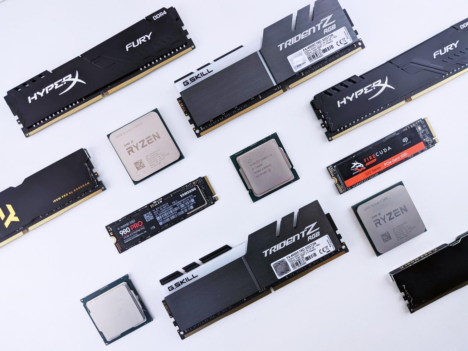 Primer plano de componentes de hardware como módulos de memoria RAM y un procesador sobre un fondo blanco limpio, ideal para ilustrar especificaciones técnicas.
