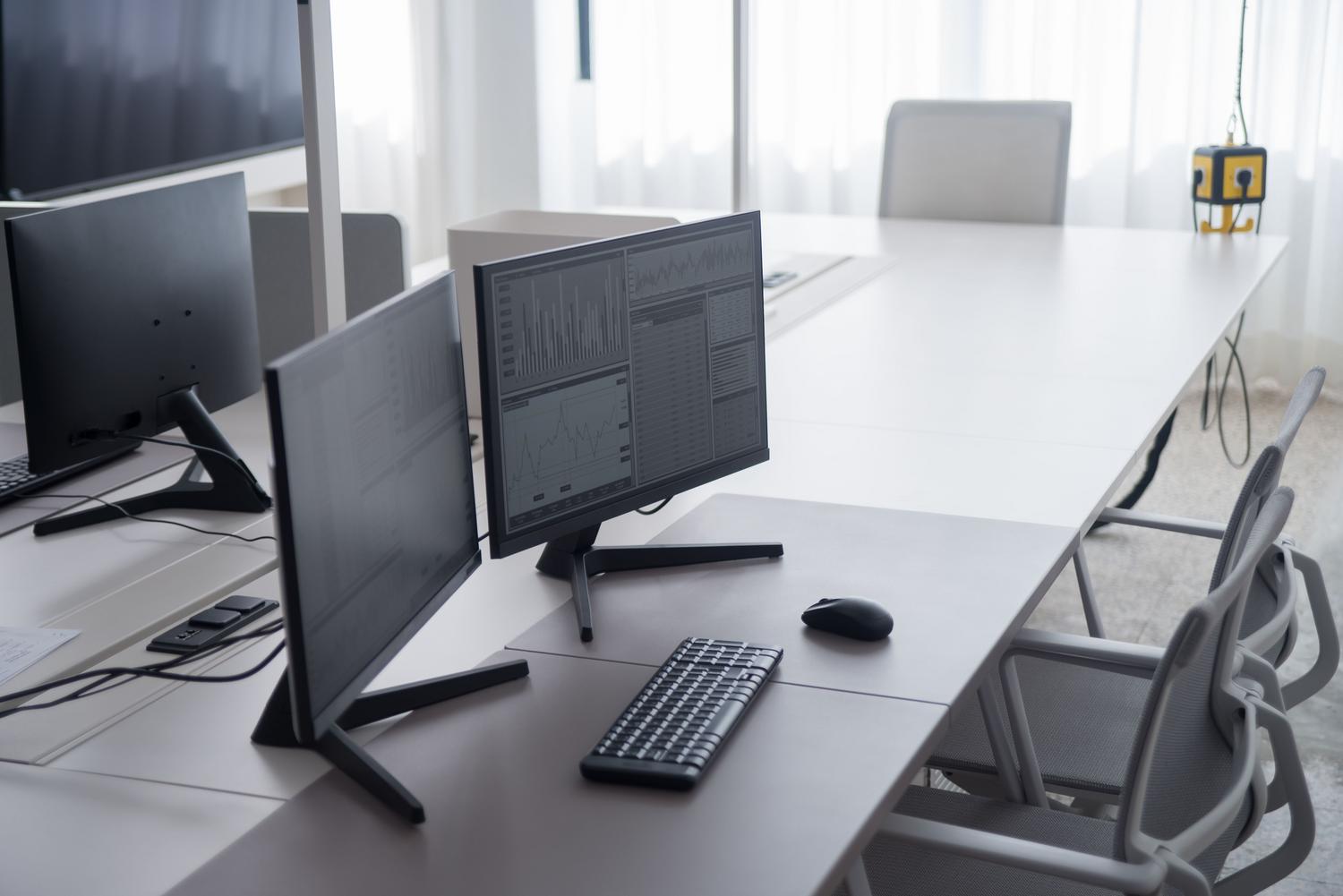 Estação de trabalho profissional e minimalista com doble monitor e teclado, configurada para productividad, diseño e edición.