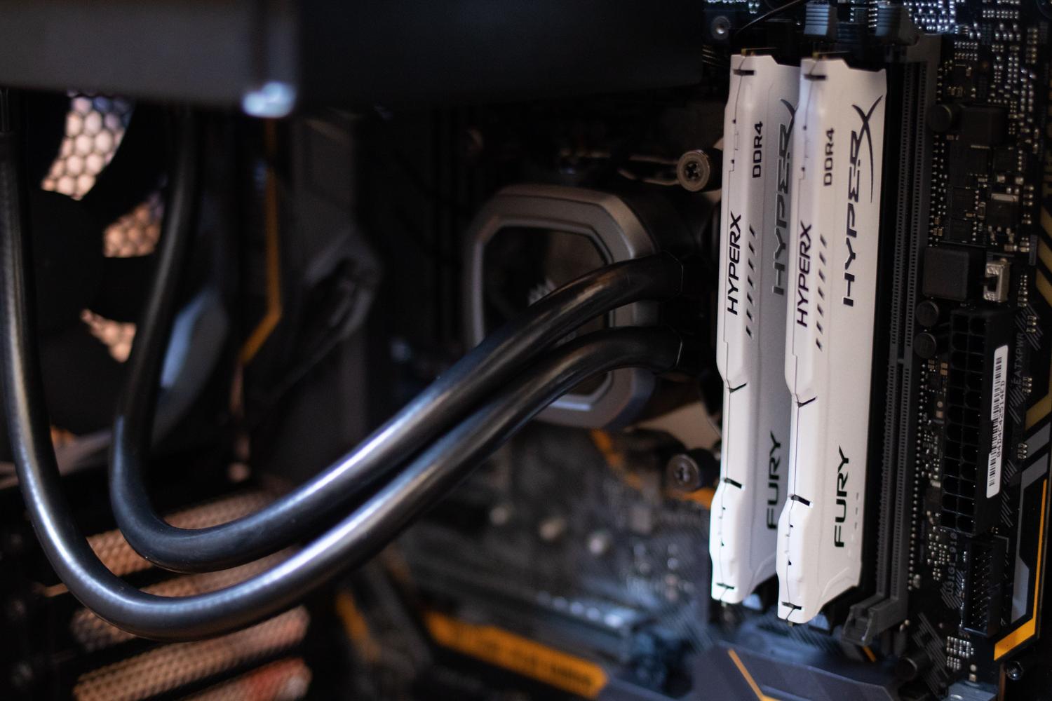 Detalle de módulos de memoria RAM instalados en una placa base.