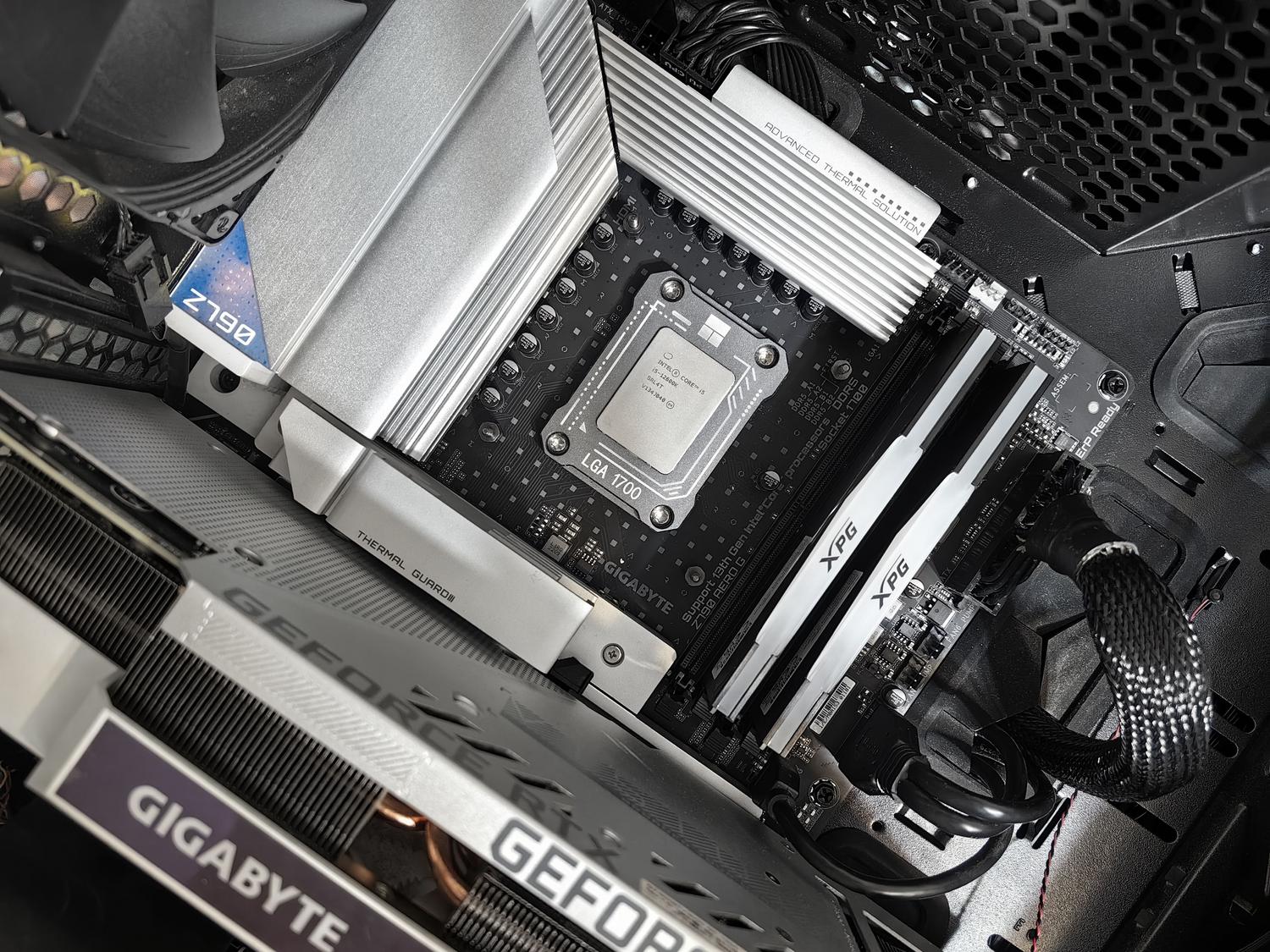 Interior de un PC de alto rendimiento mostrando la placa base y componentes internos.
