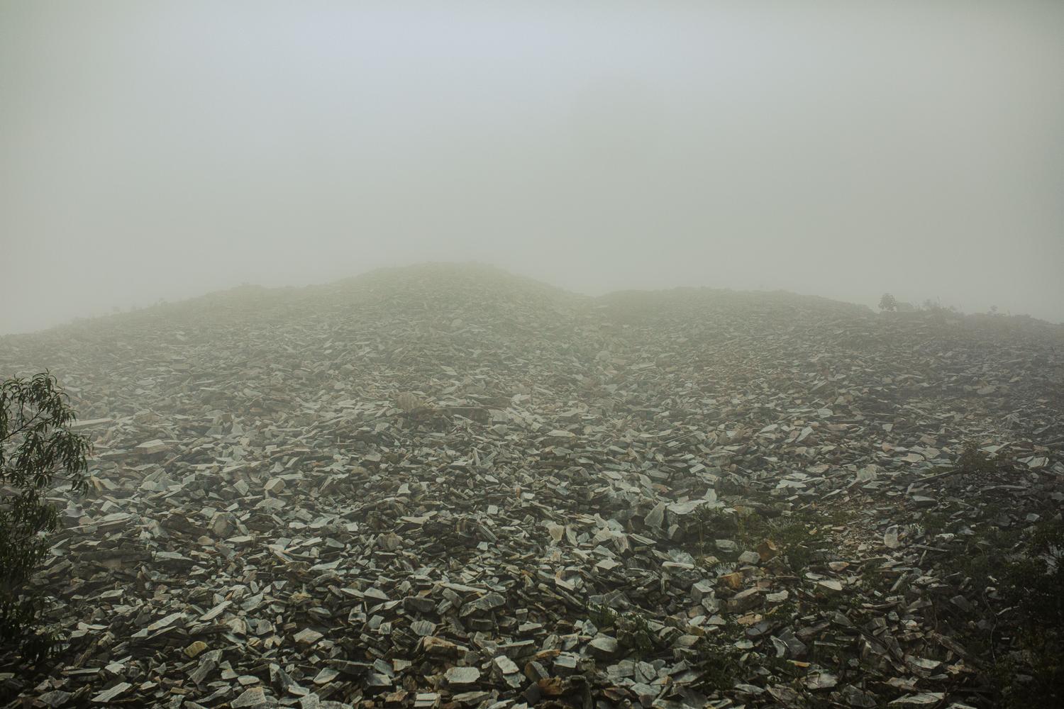 Paisaje desolado y rocoso envuelto en una espesa niebla, que evoca la atmósfera misteriosa y peligrosa de Zalesye y la Mist del juego. Paisaje desolado y rocoso envuelto en una espesa niebla, que evoca la atmósfera misteriosa y peligrosa de Zalesye y la Mist del juego.
