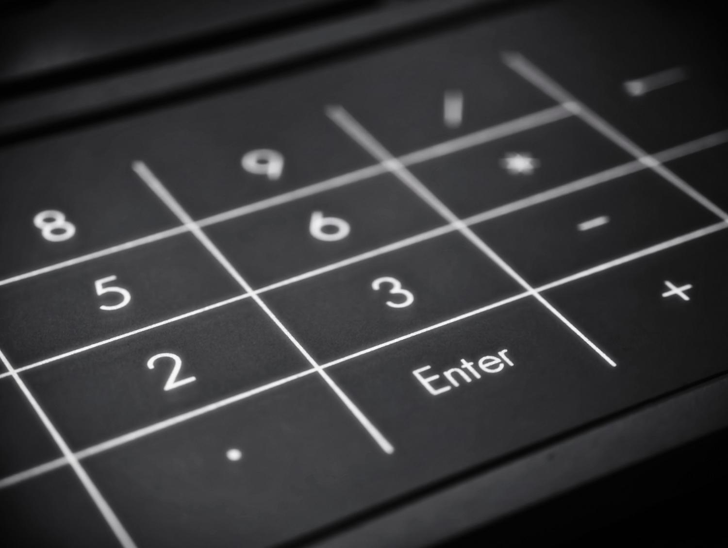 Primer plano detallado de un teclado numérico de computadora, elemento fundamental para introducir los códigos Alt y generar símbolos especiales.