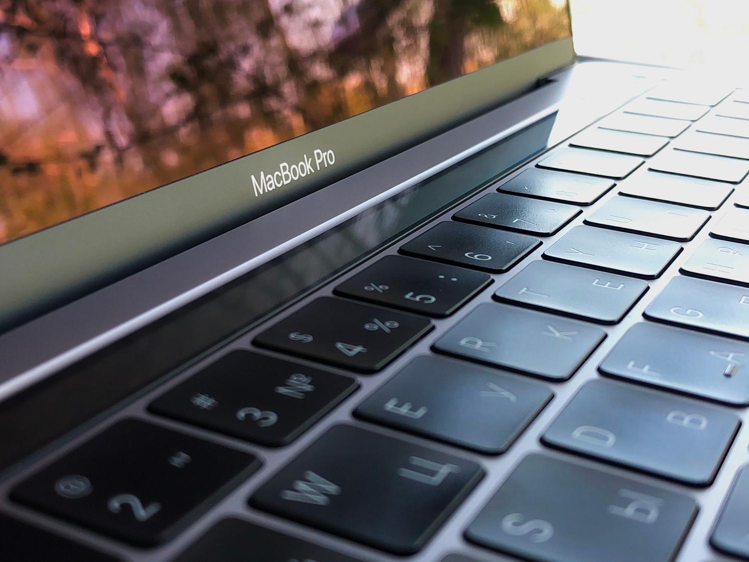 Primeiro plano detalhado de um teclado de notebook, destacando as teclas para comandos de teclado.