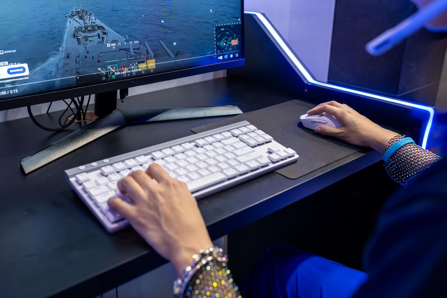 Configuración de gaming completa con teclado mecánico blanco y ratón inalámbrico, destacando el rendimiento en videojuegos.