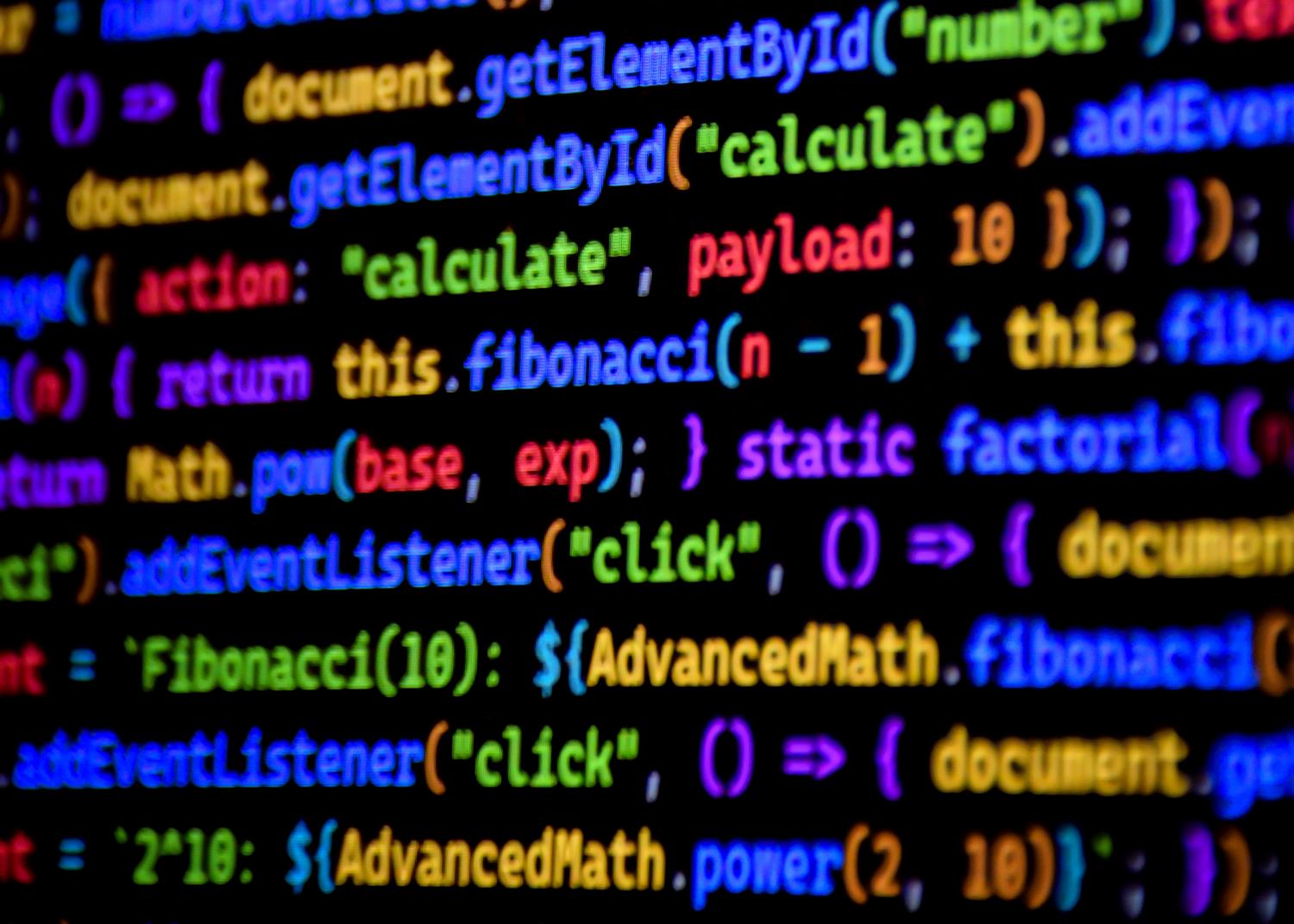 Primer plano de código de programación colorido en una pantalla, representando la estructura de los archivos de sistema y ejecutables.
