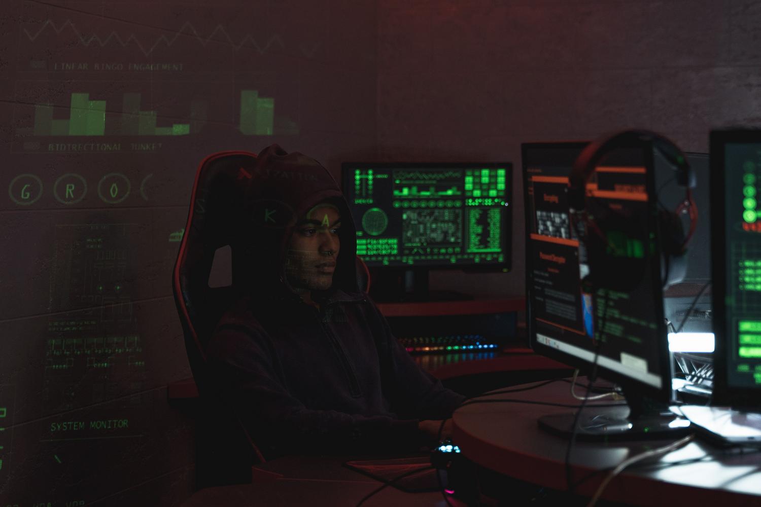 Especialista en ciberseguridad con múltiples monitores, representando la supervisión avanzada del sistema y la protección contra archivos maliciosos.