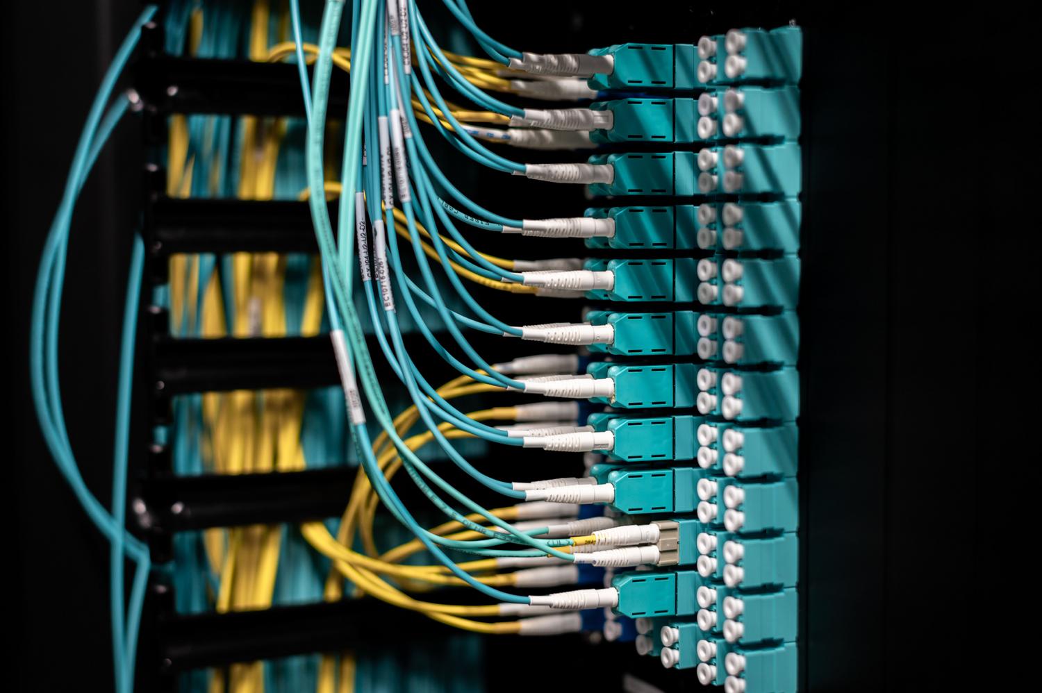 Instalación estructurada de red con cables organizados en un patch panel dentro de un rack profesional.