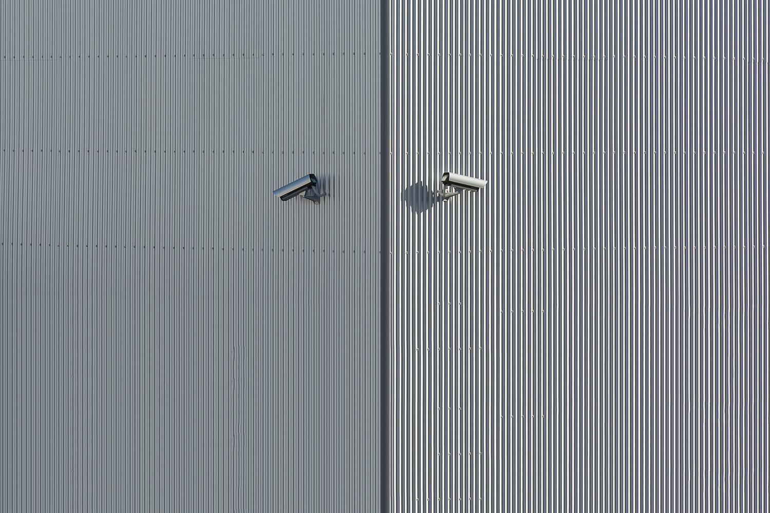 Cámaras de videovigilancia montadas en una pared metálica industrial, ideal para almacenes y centros logísticos.