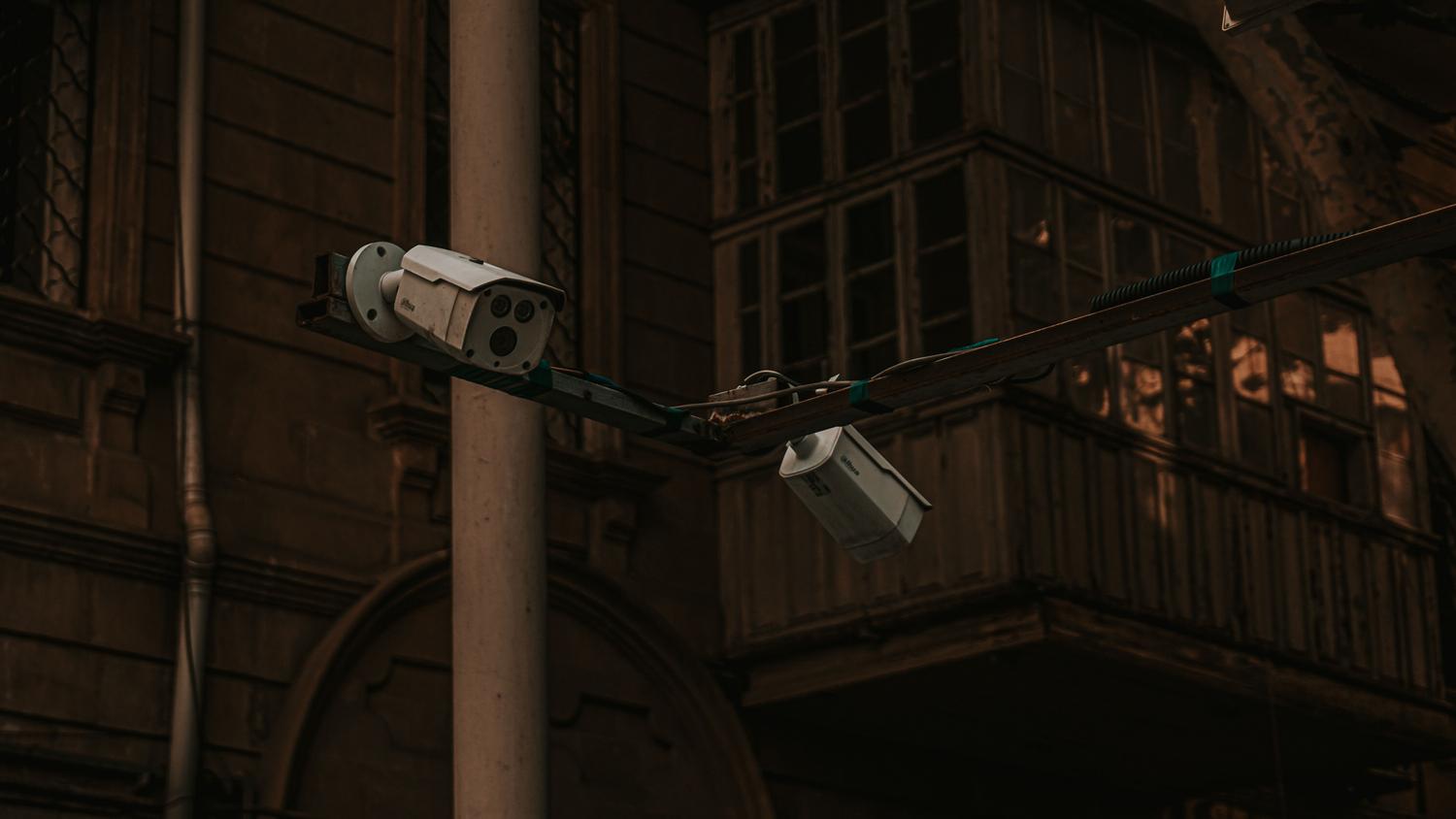 Cámaras de seguridad instaladas en una farola urbana, representando el monitoreo en espacios públicos y sus límites legales.
