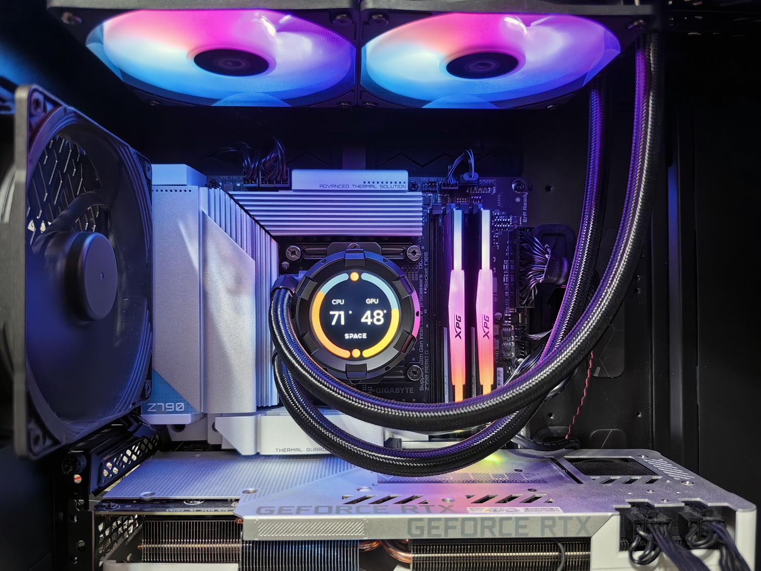 Interior de un ordenador de alto rendimiento mostrando la GPU y sistemas de refrigeración, representando el hardware necesario para la IA local.