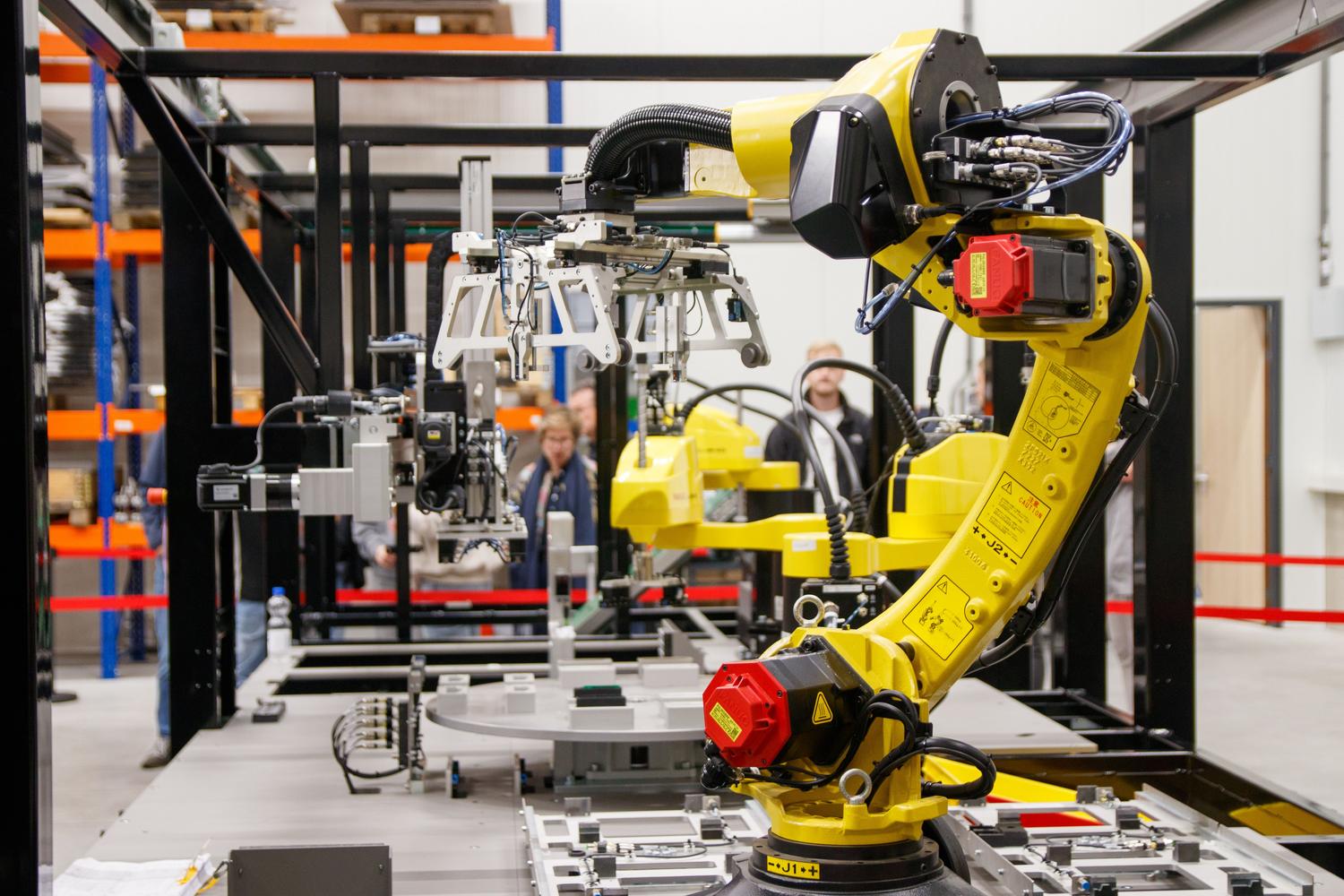 Brazo robótico industrial en primer plano, representando la automatización y el procesamiento de datos en tiempo real en la fábrica.