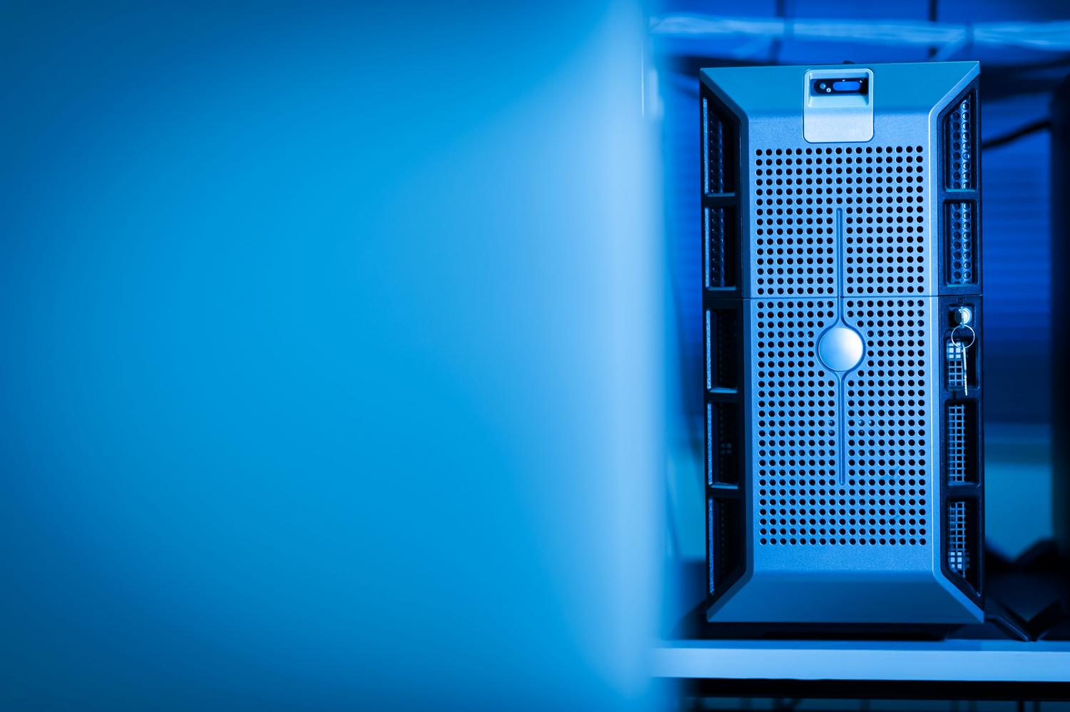 Racks de servidores modernos em um centro de dados iluminado em azul, ilustrando o alojamento local de modelos de IA e a soberania de dados.