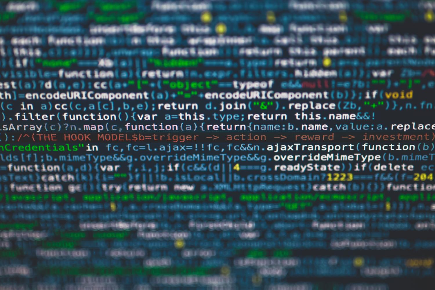 Vista detalhada de código de programação em uma tela, representando a implementação técnica de modelos open-source e RAG.