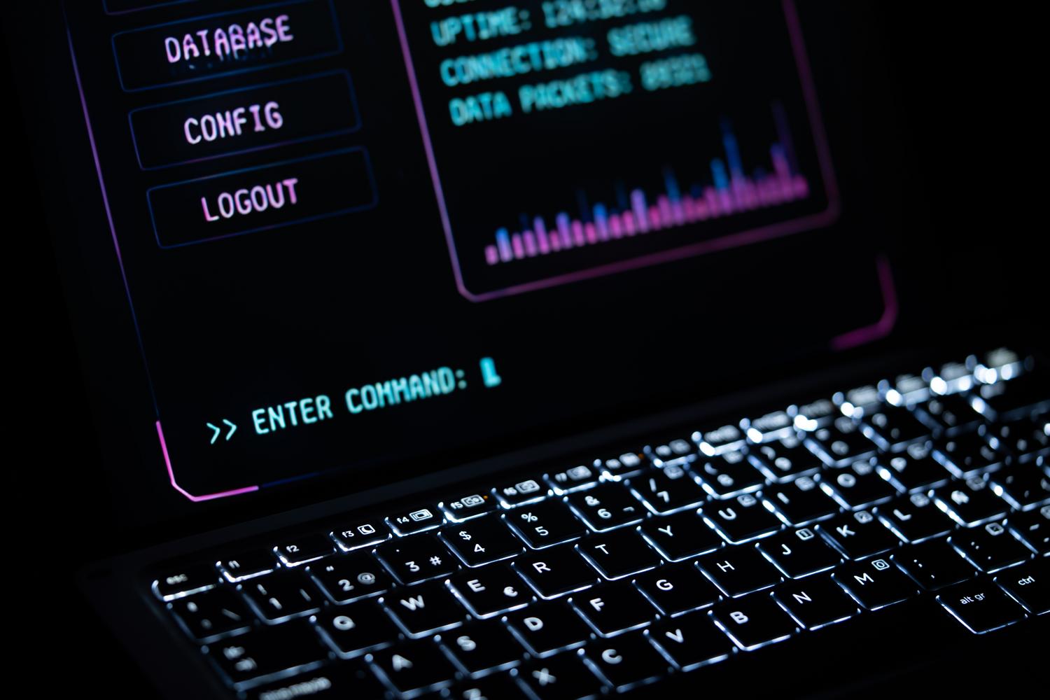 Primer plano de un teclado y una interfaz digital segura, representando la gestión de la infraestructura técnica de uma IA privada.