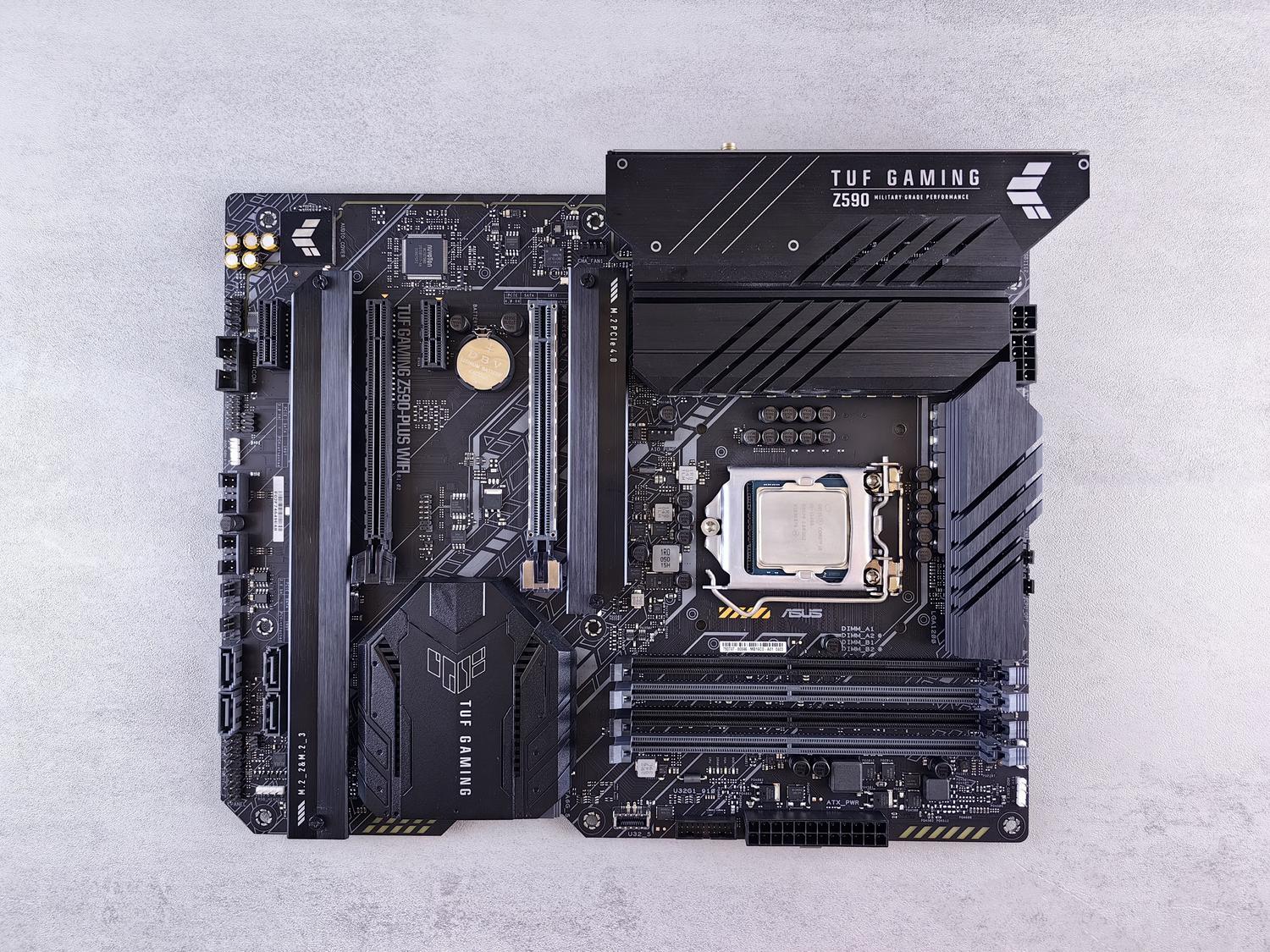 Detalle de ranuras PCIe x16 diseñadas para tarjetas gráficas de alto rendimiento.