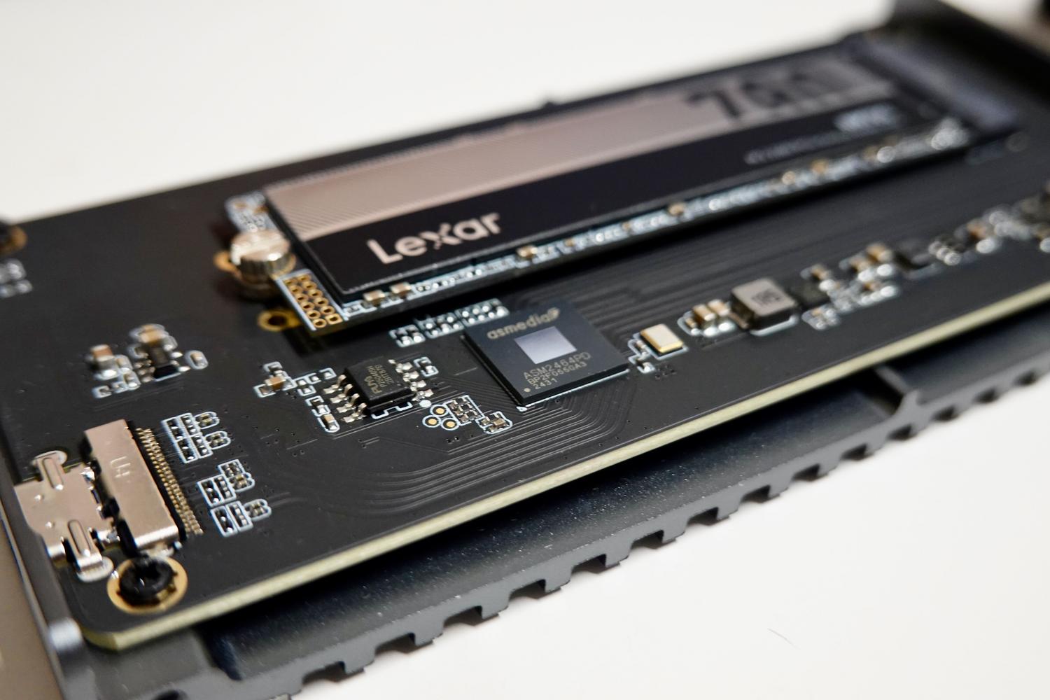 SSD NVMe M.2 instalado en su ranura de expansión en una placa de circuito.