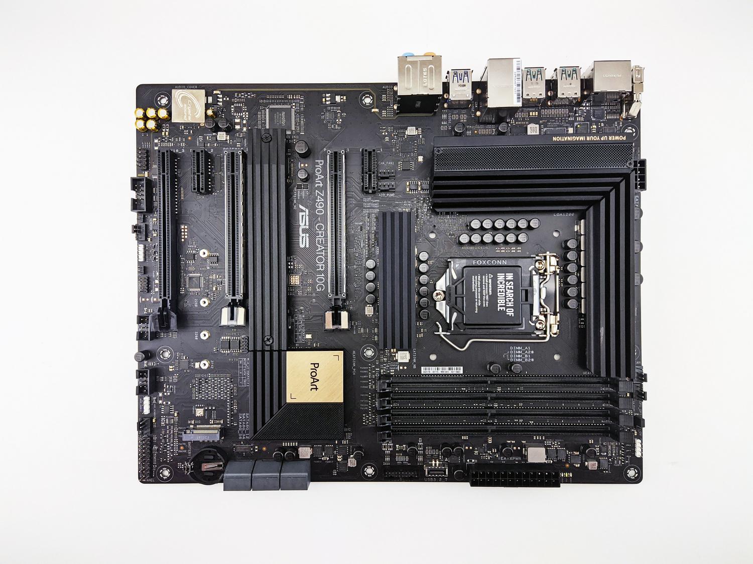 Vista detallada de una placa base con ranuras de expansión PCIe x16 y x1 visibles.