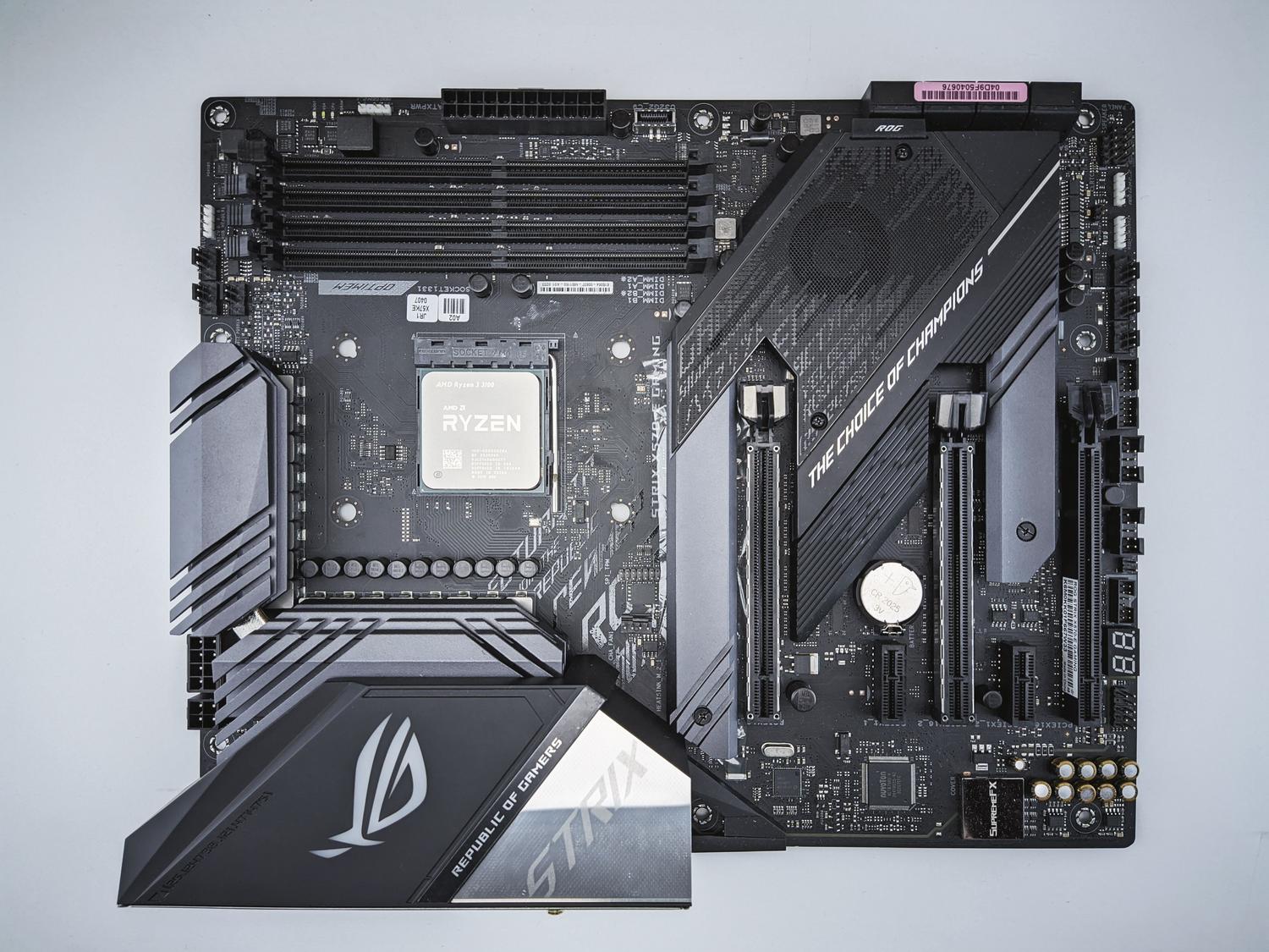Primer plano de ranuras PCIe reforzadas en una placa base de gaming.