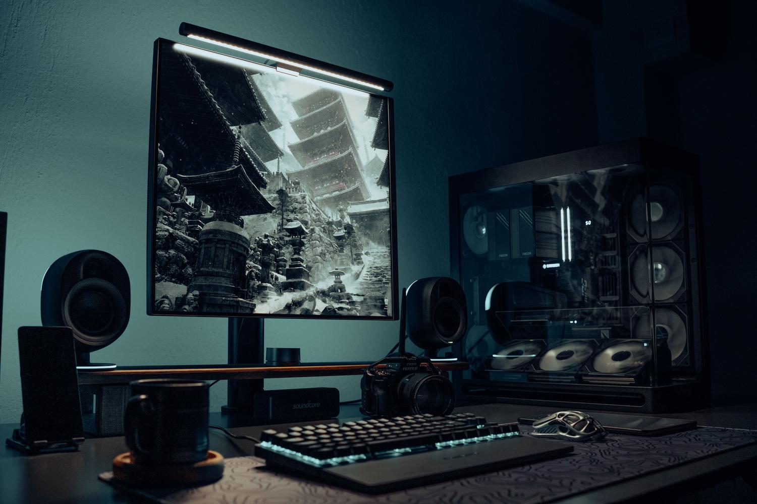 Escritorio gaming moderno con PC iluminado, monitor y accesorios periféricos
