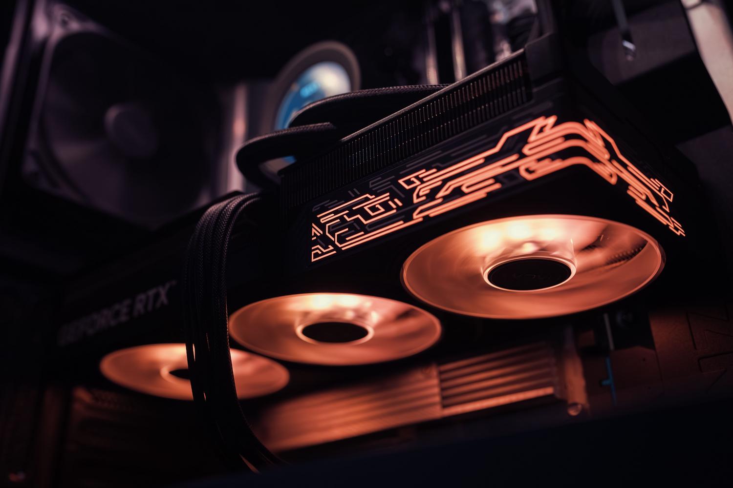 Primer plano de una tarjeta gráfica para gaming con ventiladores RGB iluminados