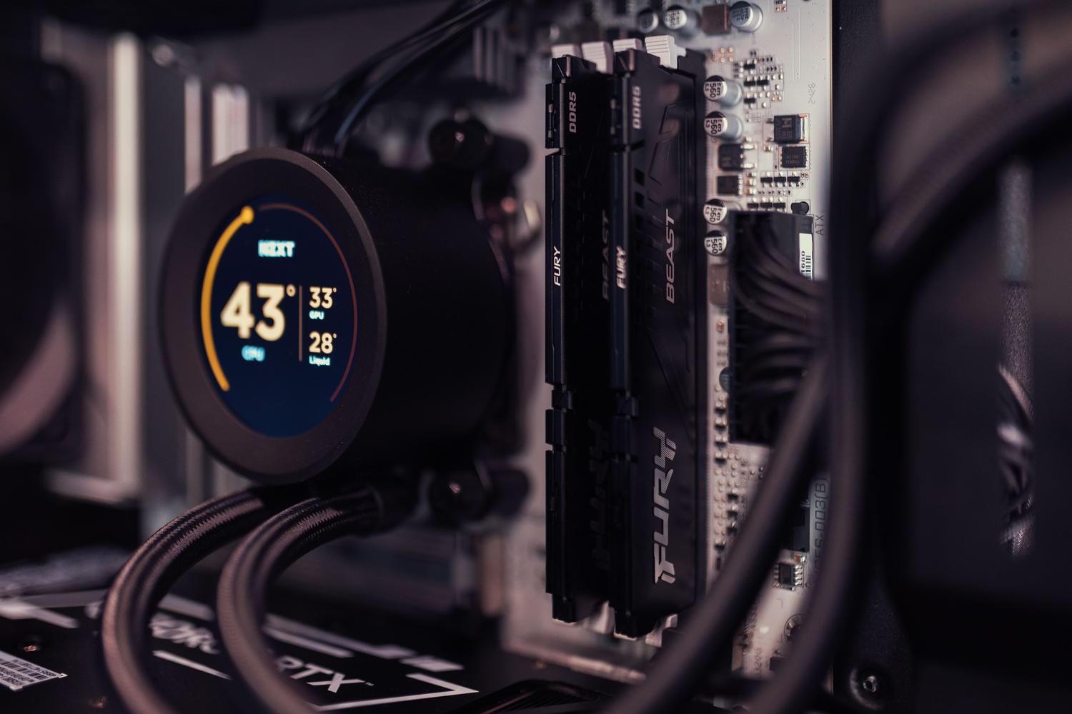 Detalle del interior de un ordenador gaming centrado en la memoria RAM y el disipador de la CPU