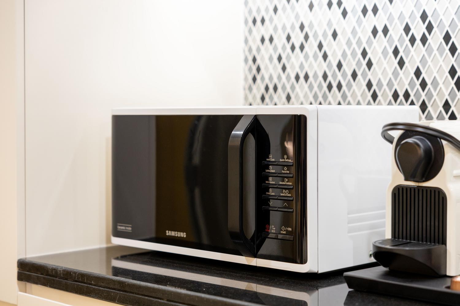 Microondas moderno en una cocina, uno de los principales causantes de interferencias en la banda de 2,4 GHz.