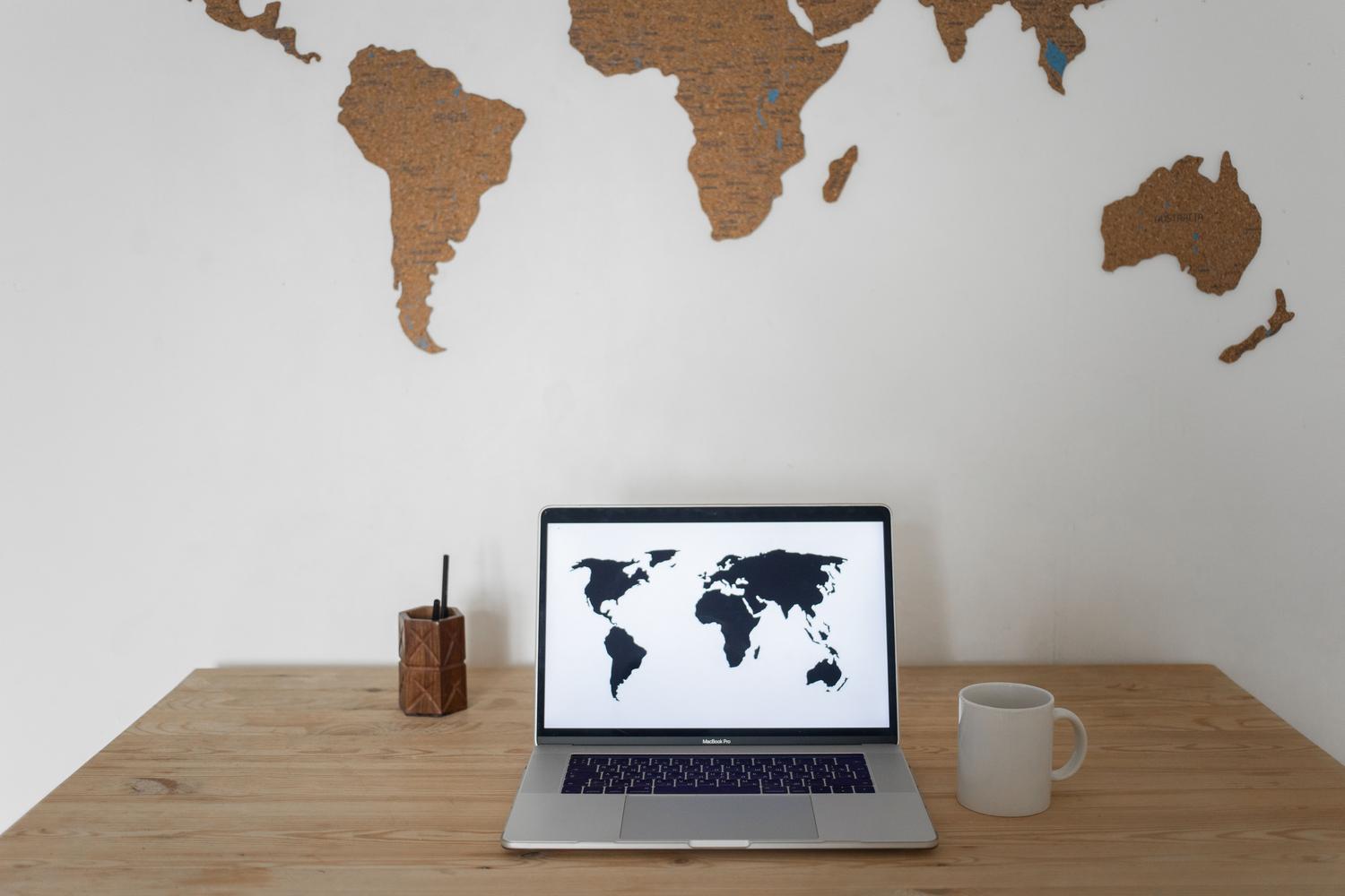 Mapa mundial en la pantalla de un portátil, representando la selección de servidores globales de una VPN.