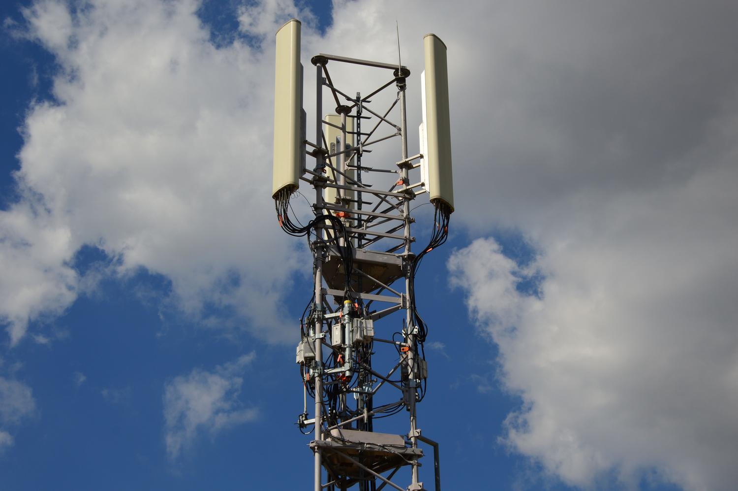 Torre de telecomunicaciones moderna con antenas, simbolizando la infraestructura de red necesaria para el despliegue del 5G.