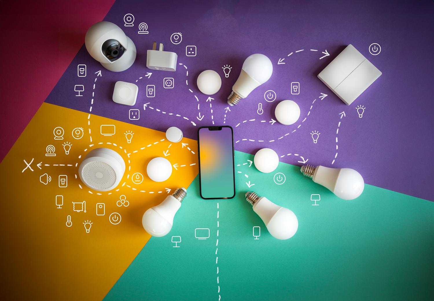 Dispositivos de hogar inteligente y un smartphone, ilustrando la Internet de las Cosas (IoT) potenciada por la velocidad del 5G.