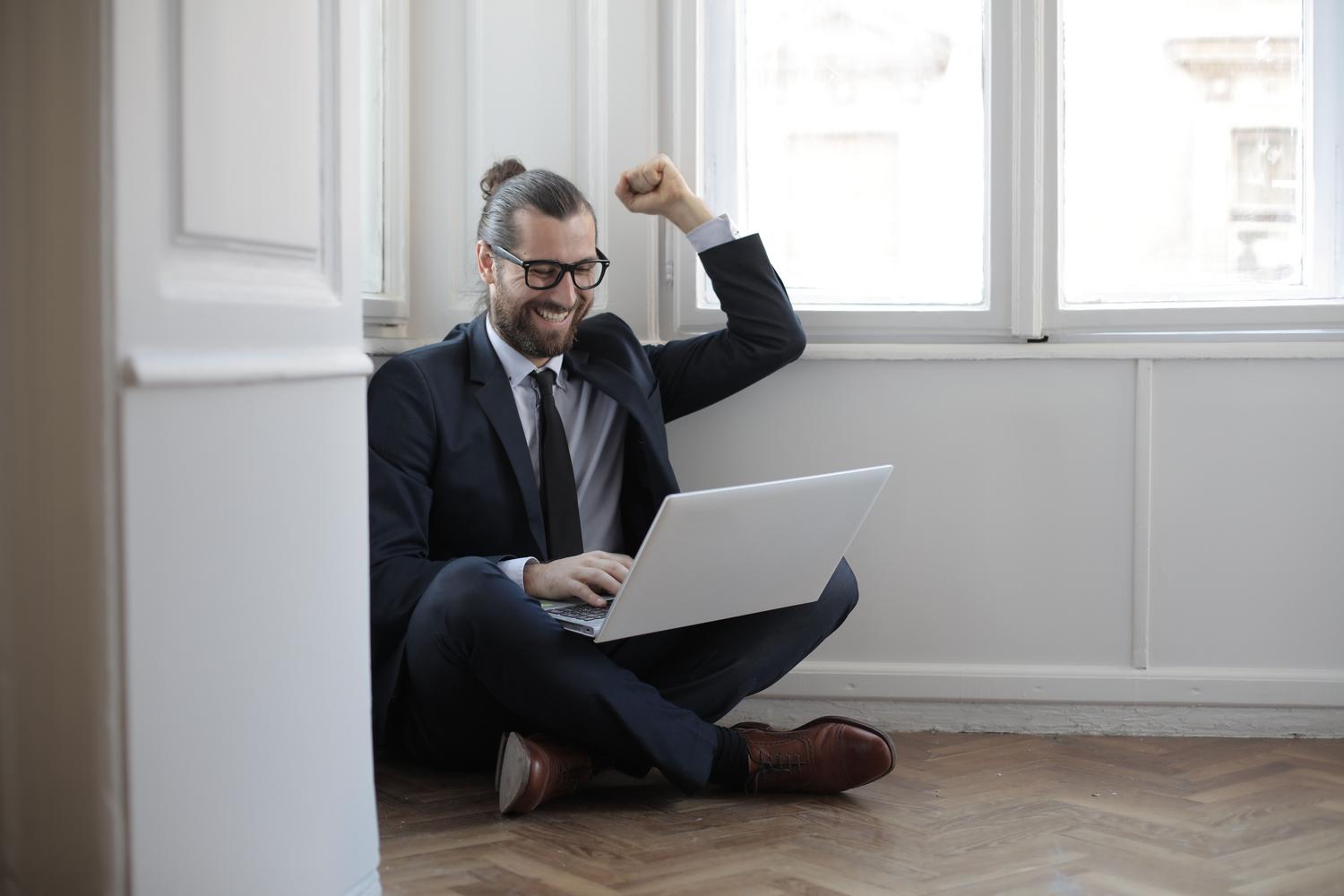Hombre celebrando con alegría haber recuperado exitosamente su documento de Word utilizando los archivos de Autorrecuperación