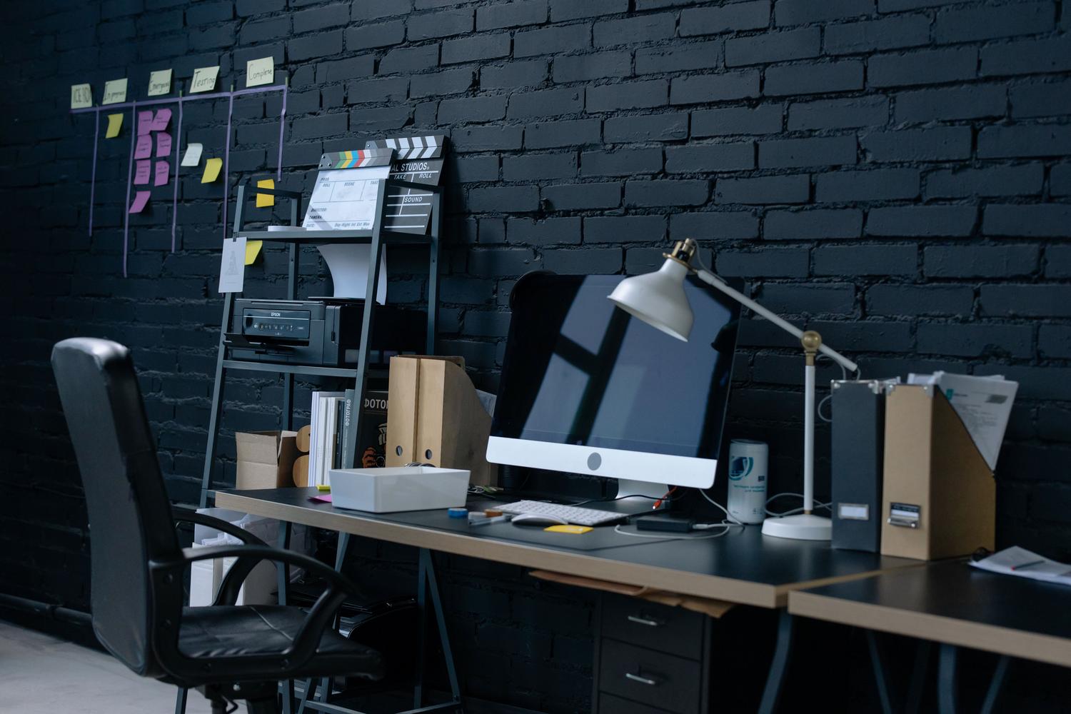 Espacio de trabajo moderno y organizado con ordenador, ideal para ilustrar el proceso técnico de recuperación de archivos