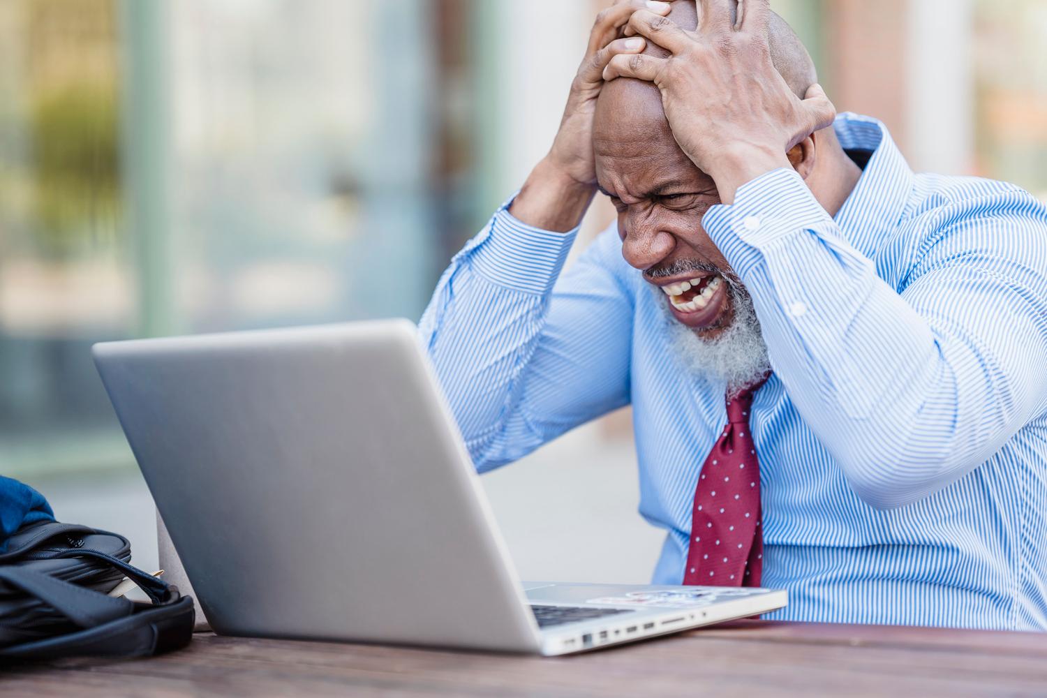 Hombre expresando frustración al intentar abrir un archivo .ASD no compatible en su laptop