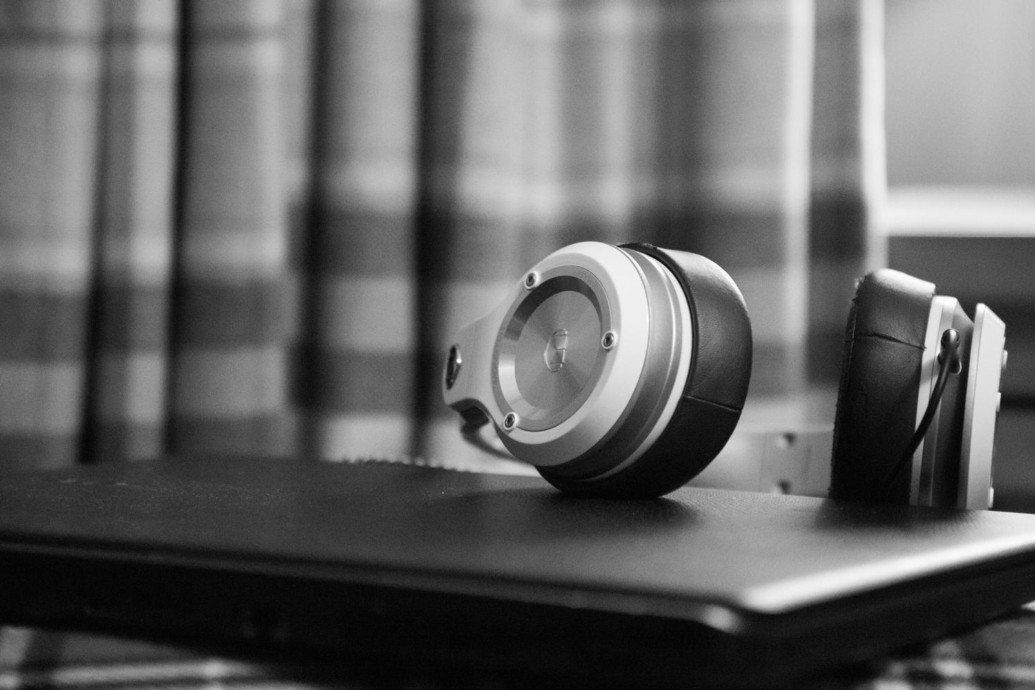 Auriculares modernos apoyados sobre un ordenador portátil, representando la comunicación y el sonido en el entorno digital.