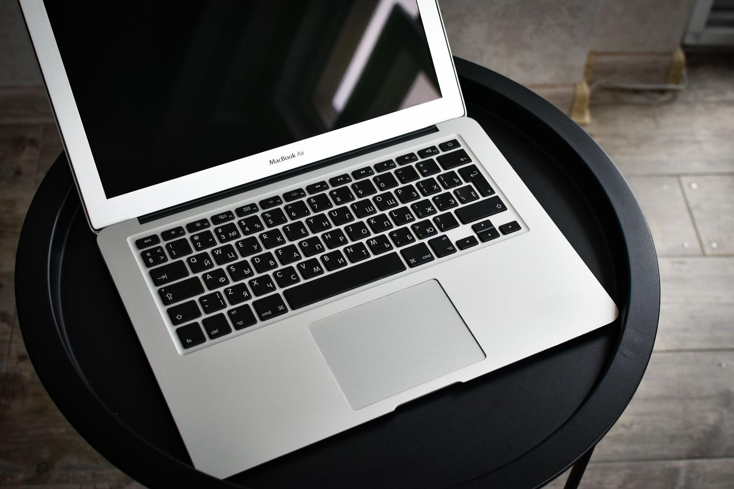 Un ordenador portátil elegante sobre una mesa, representando la actualización del sistema macOS en equipos Mac.