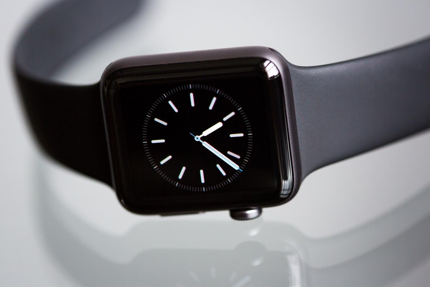 Un reloj inteligente negro con diseño minimalista, representando las actualizaciones de watchOS para el Apple Watch.