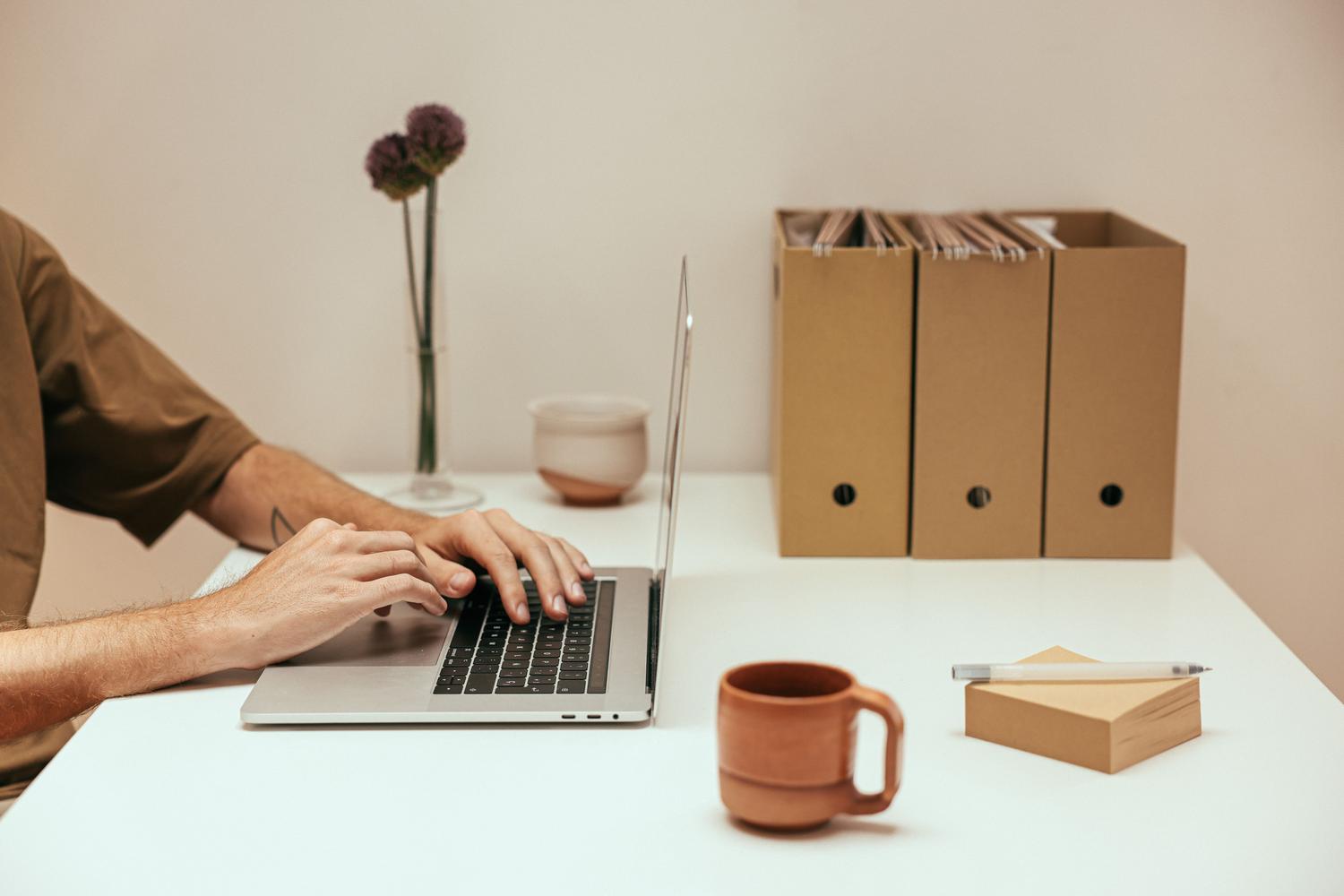 Espacio de trabajo minimalista y organizado con un portátil, simbolizando la recuperación del rendimiento del Mac tras solucionar el problema.