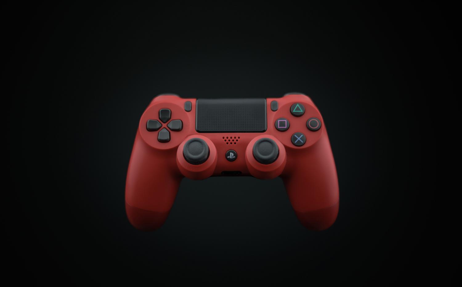Mando DualShock 4 de color rojo vibrante sobre fondo oscuro, destacando la ergonomía y los sticks analógicos.
