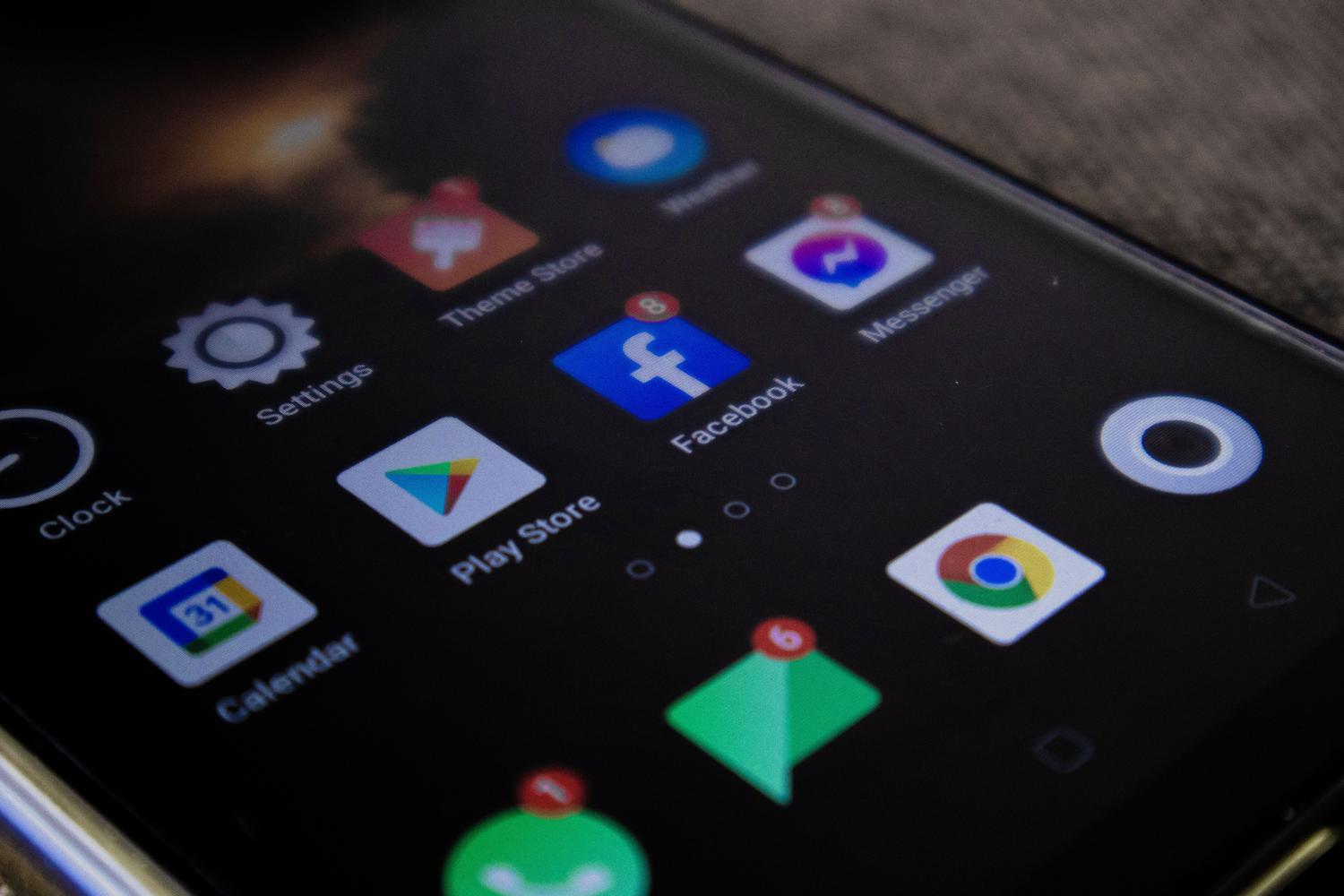Primer plano de la pantalla de un smartphone con iconos de aplicaciones y la tienda de temas, representando la personalización y el cajón de aplicaciones de MIUI.