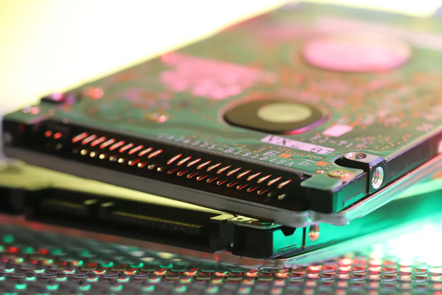 Placa de circuito impreso de un disco duro con detalles electrónicos
