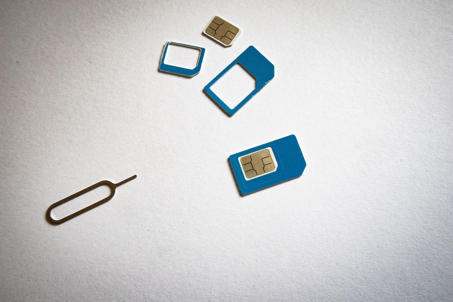 Tarjetas SIM y herramienta de extracción sobre fondo blanco, útiles para ilustrar la gestión del chip y el código PUK