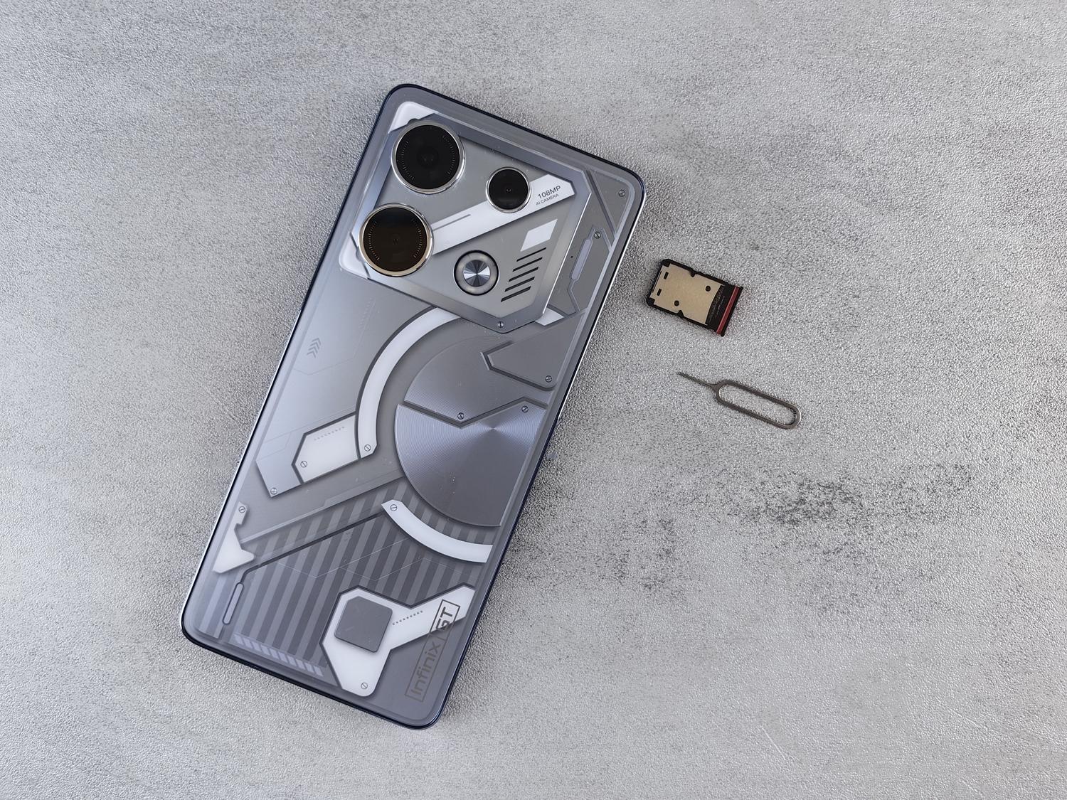 Smartphone moderno con su respectiva tarjeta SIM y herramienta de expulsión Smartphone moderno con su respectiva tarjeta SIM y herramienta de expulsión